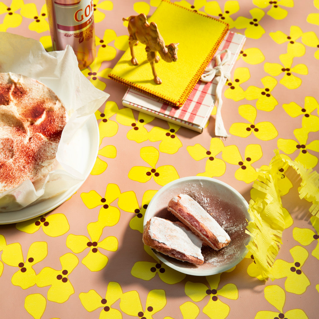 Poppy Rosenwood - Lola voksdug med et legende blomsterdesign