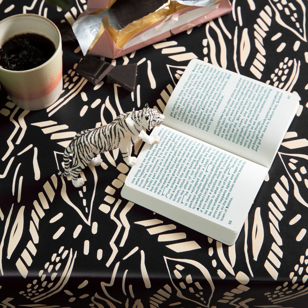 Dakarai Onyx - Lola sort voksdug med etniske mønster, nærbillede