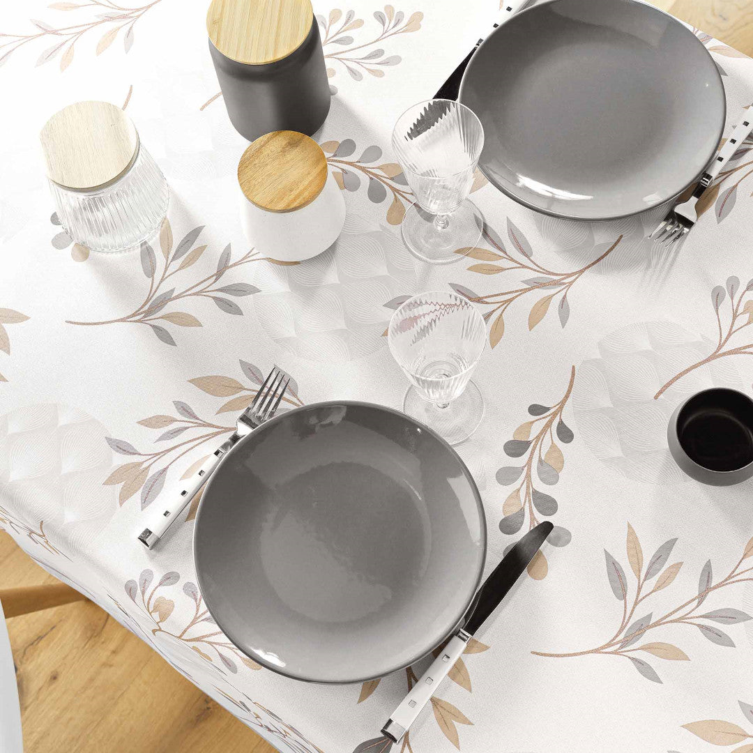 Detaljeret billede af Manola Natural dug med opdækning, inkluderer tallerkener og glas