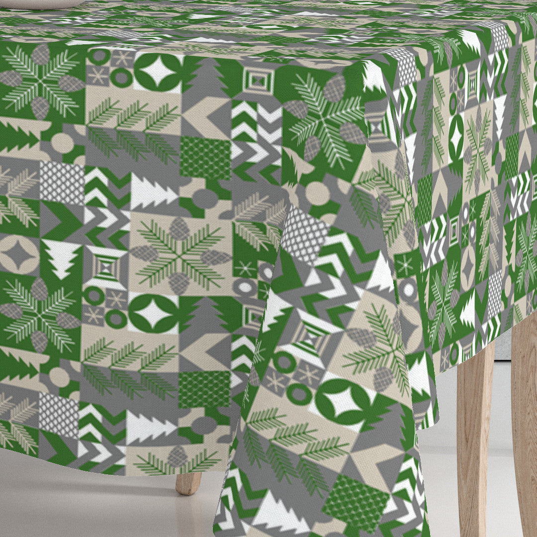 Nærbillede af hjørnet på Merry Present Green julevoksdug med grafisk skovtema