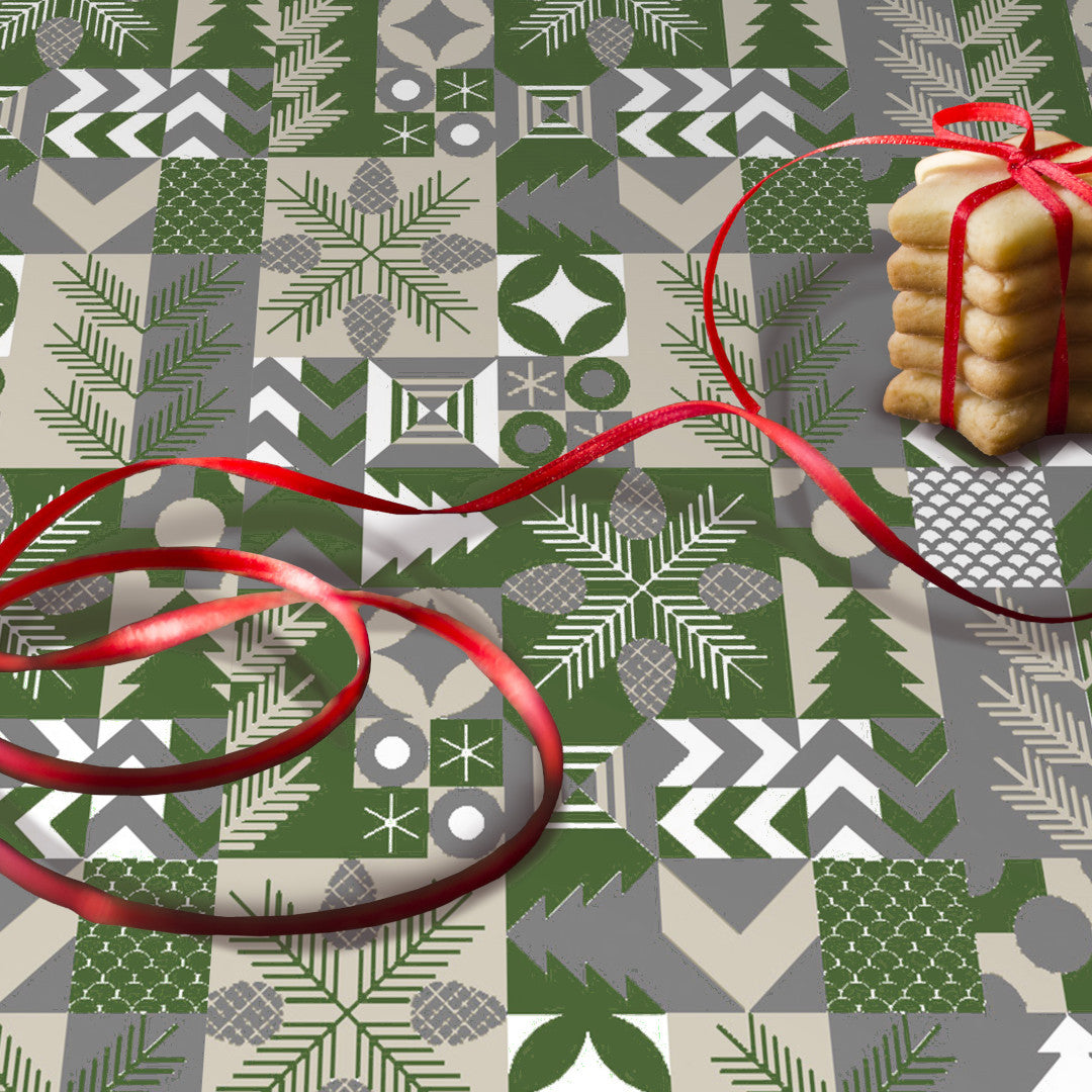 Nærbillede af Merry Present Green julevoksdug med grangrene og geometriske former