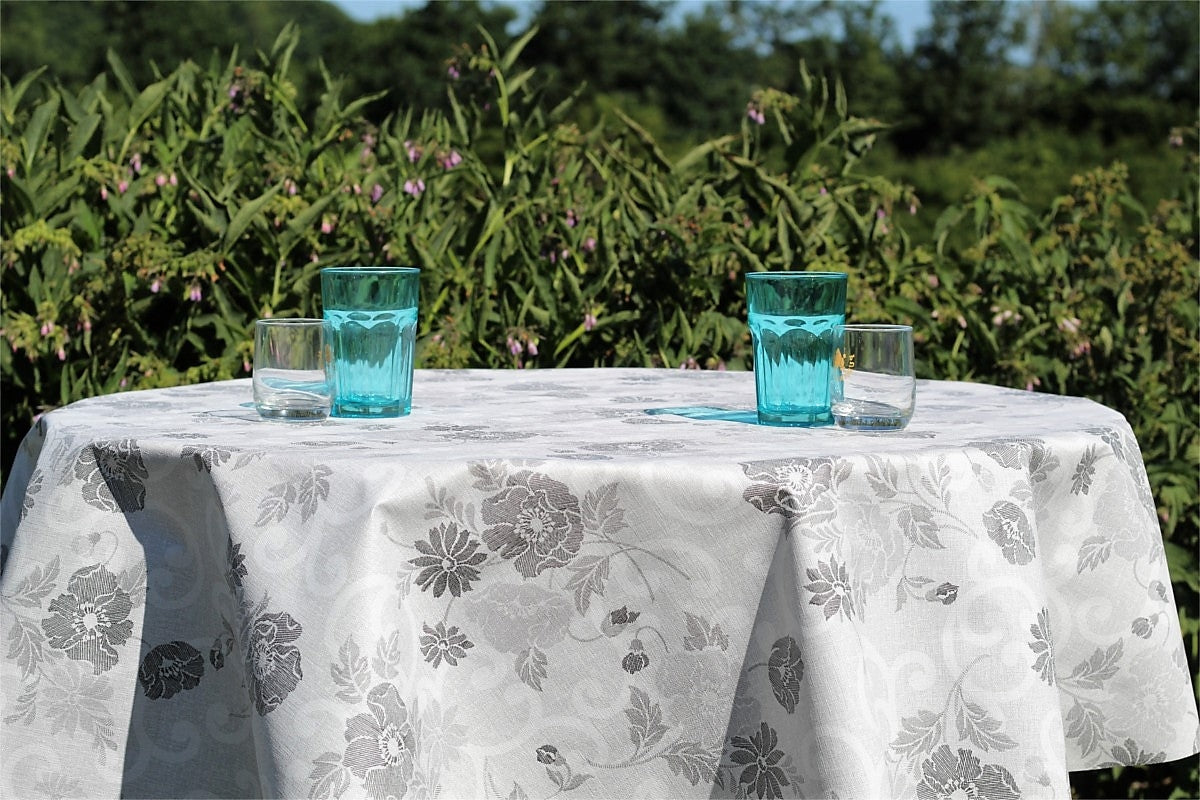 Misty Grey Flower - rund voksdug med blomster motiv, Ø 160 cm