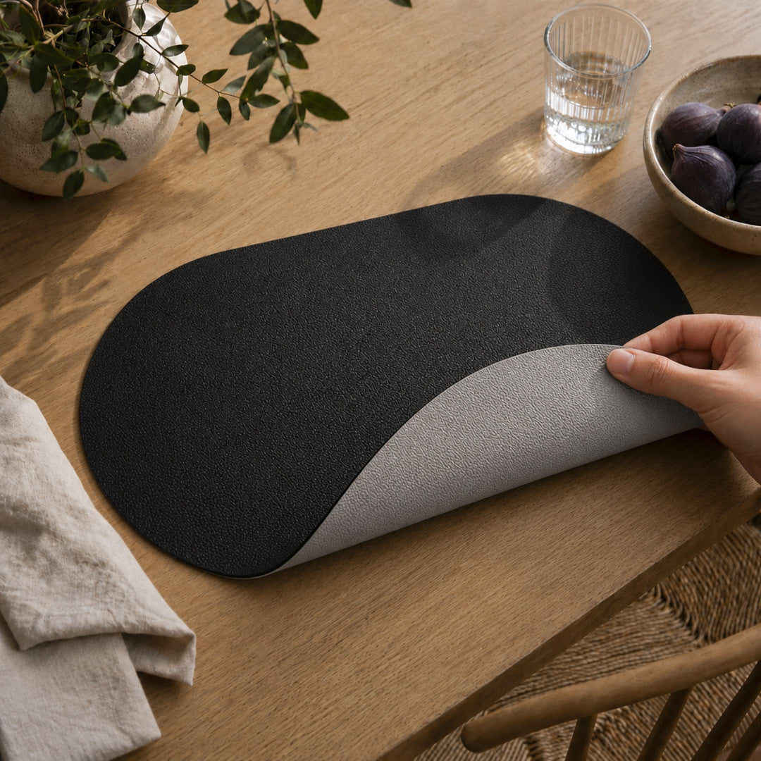 Moon oval dækkeserviet i kunstlæder – Black/Light grey – 30 x 45 cm