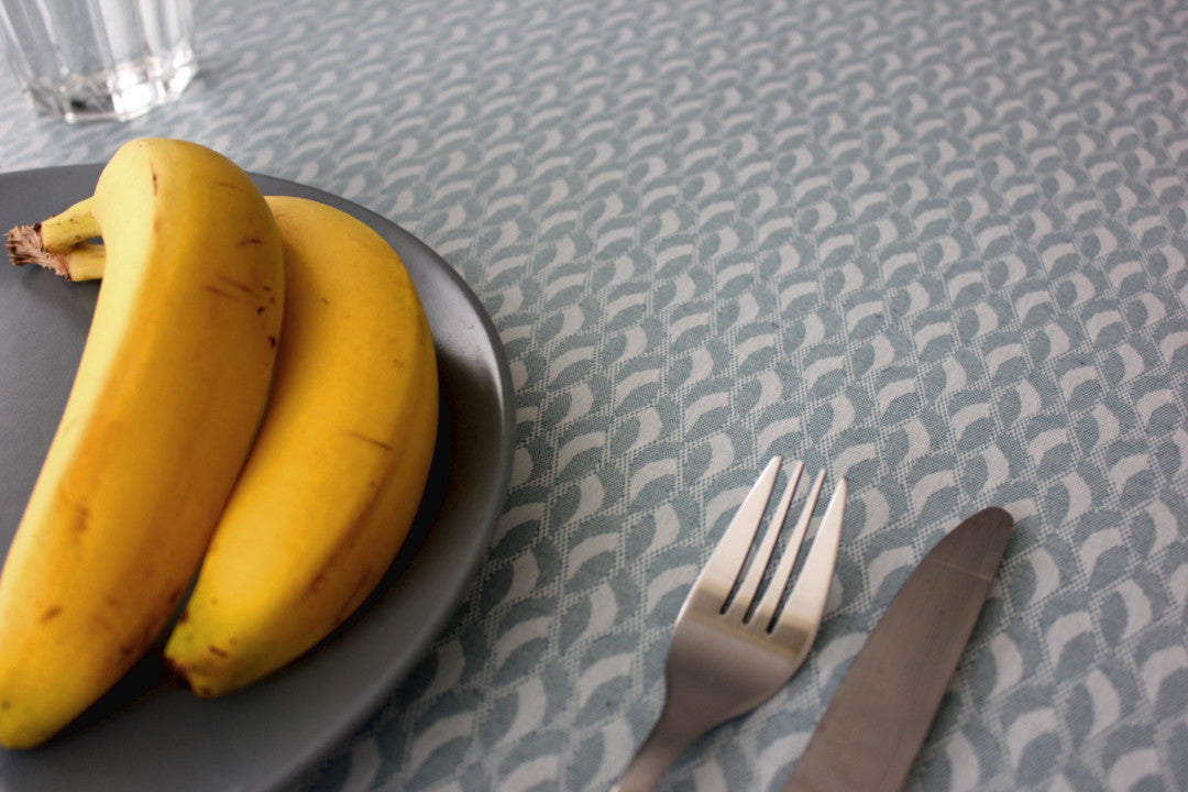 Munch Aqua akryldug med elegante linjer og kurver på et festligt bord, 160 cm