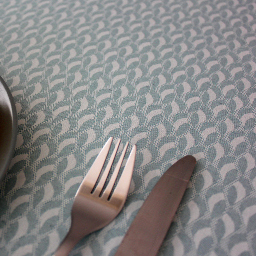 Munch Aqua akryldug med uendelige ruder og bølger i mønster, 160 cm