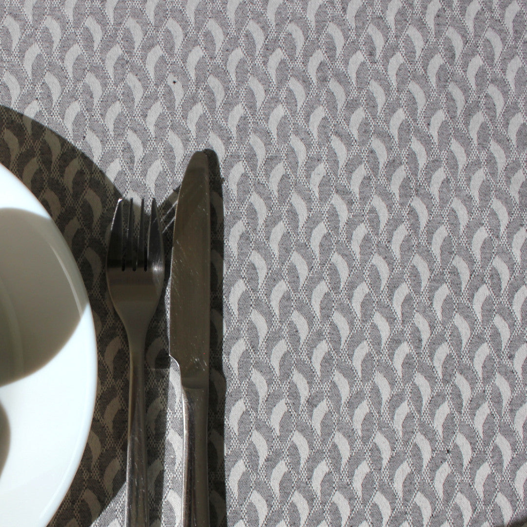 Munch Grey akryldug med ruder og bølger i mønster, 180 cm