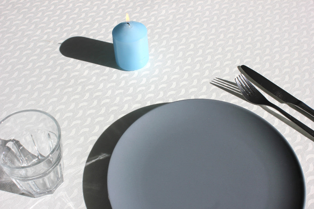 Munch White akryldug med elegante linjer og kurver på et festligt bord.