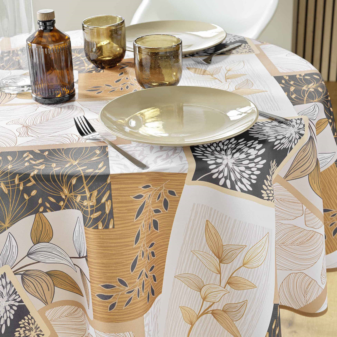 Dug med tallerkener og glas, klar til middag