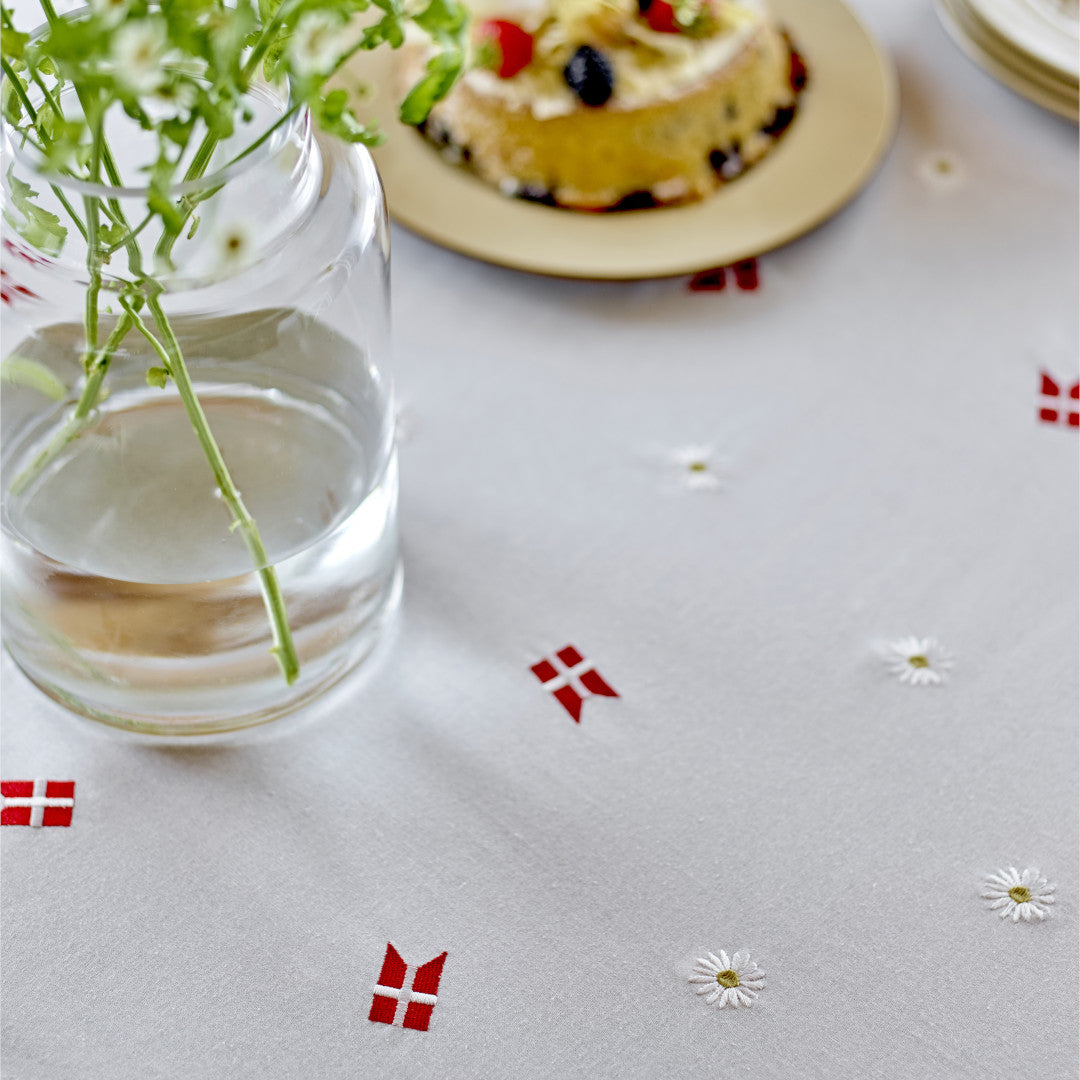 Sødahl Tillykke Dug 140 x 320 cm - Fødselsdagsdug med Dannebrog og fine margueritter