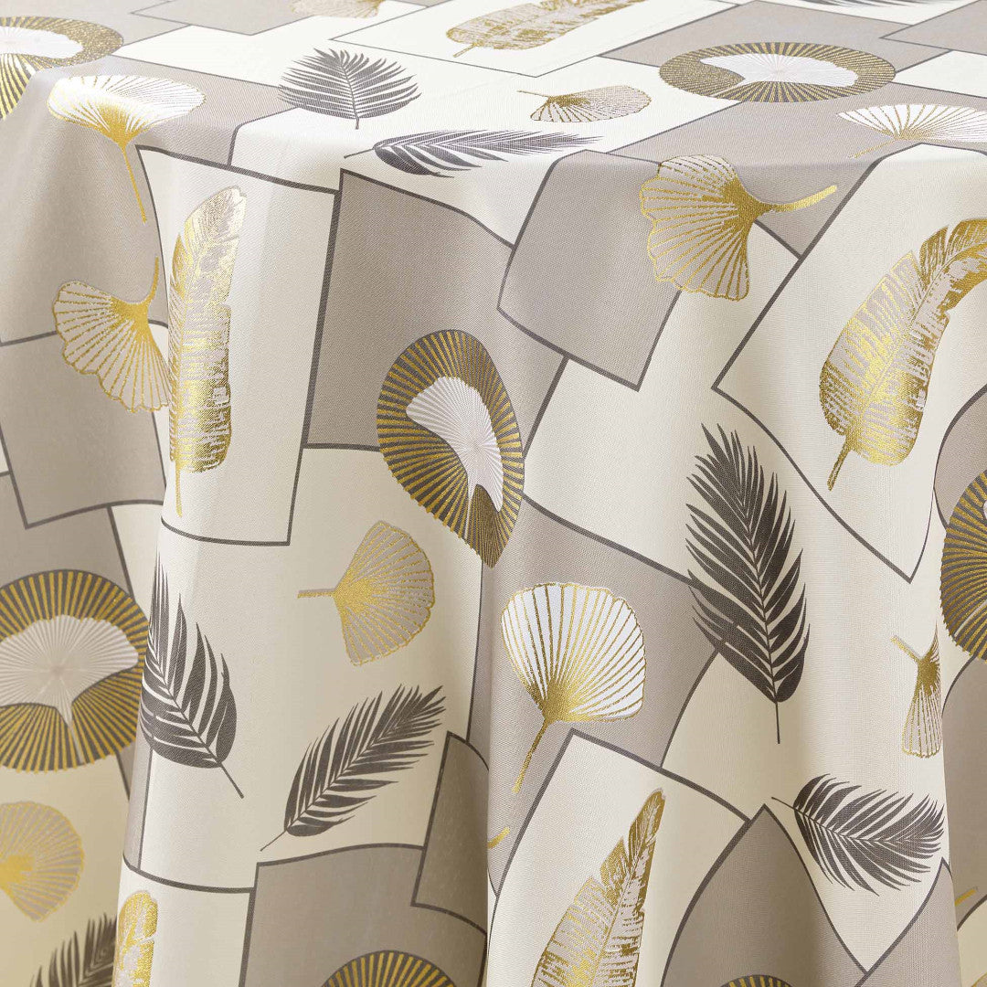 Nærbillede af Natane Natural rund dugs bladmønster med guld detaljer