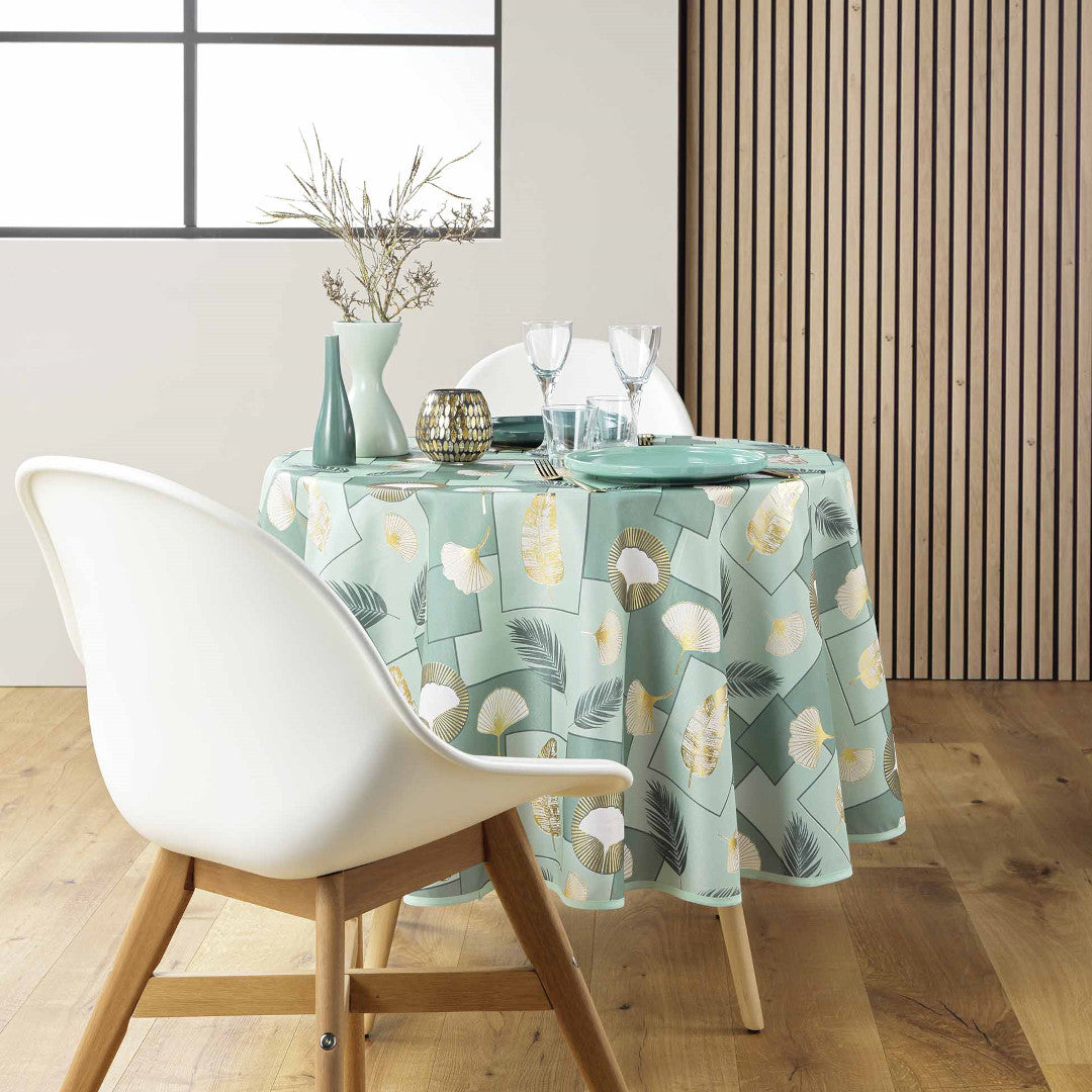 Elegant borddækning med Natane Sage rund dug med guld bladmønster