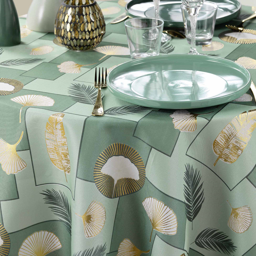 Detaljeret udsnit af Natane Sage rund dug med eksklusive borddækningsdetaljer