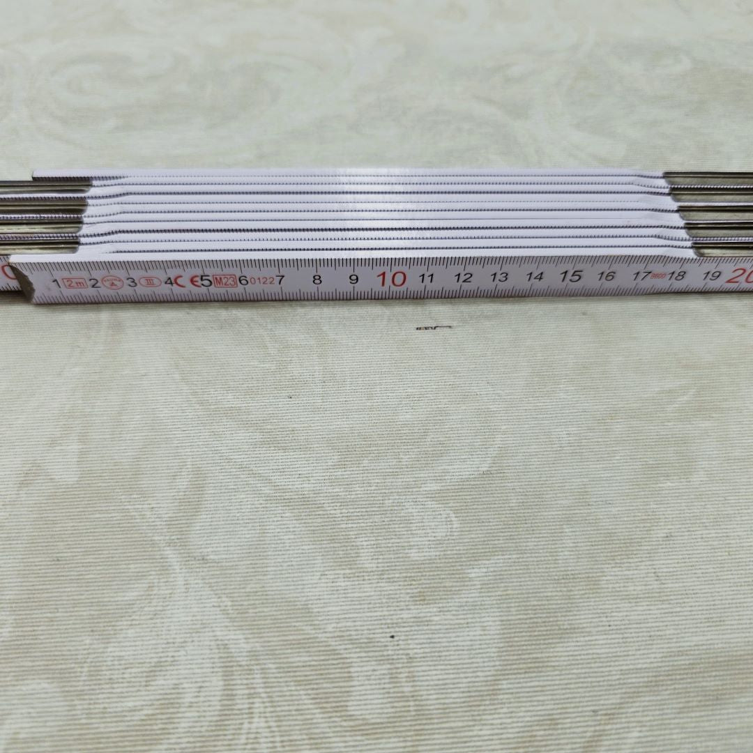 2. SORTERING - Nedilko - Lys akryldug med diskret mønster af humleornamenter