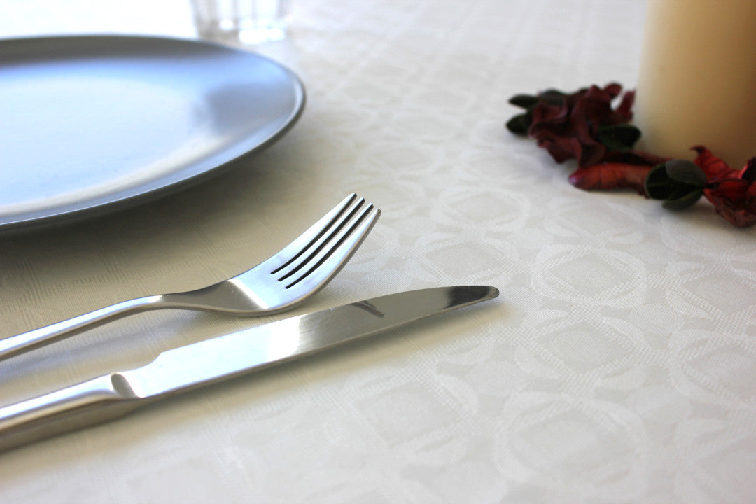 Nobel White akryldug, elegante runde og firkantede mønstre, 160 cm