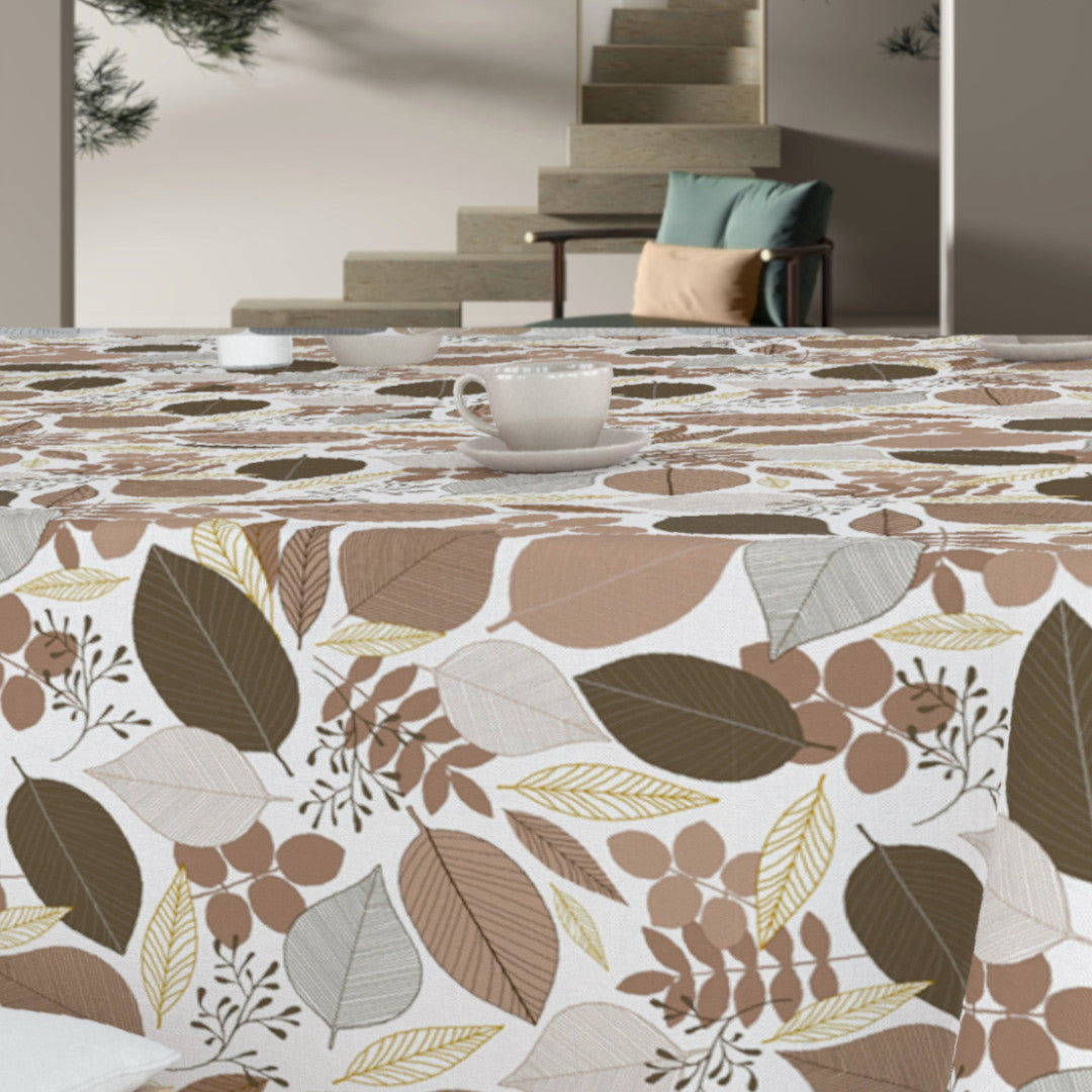 Nordisk Skov - Voksdug med bladmotiv i beige og gyldne nuancer, bord