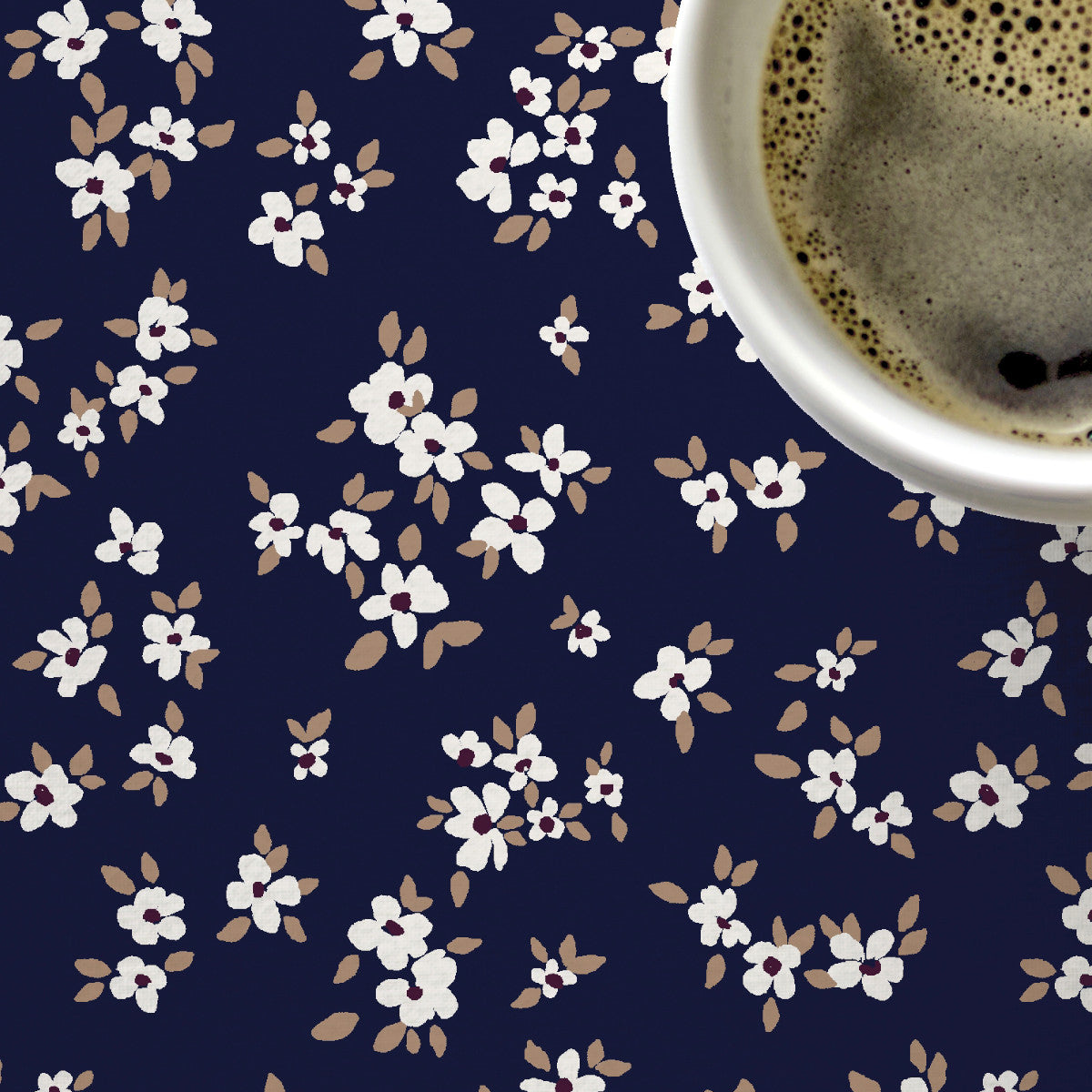 Nærbillede af Painter's Garden Navy Blue akryldug med ditsy-inspirerede blomster og blade