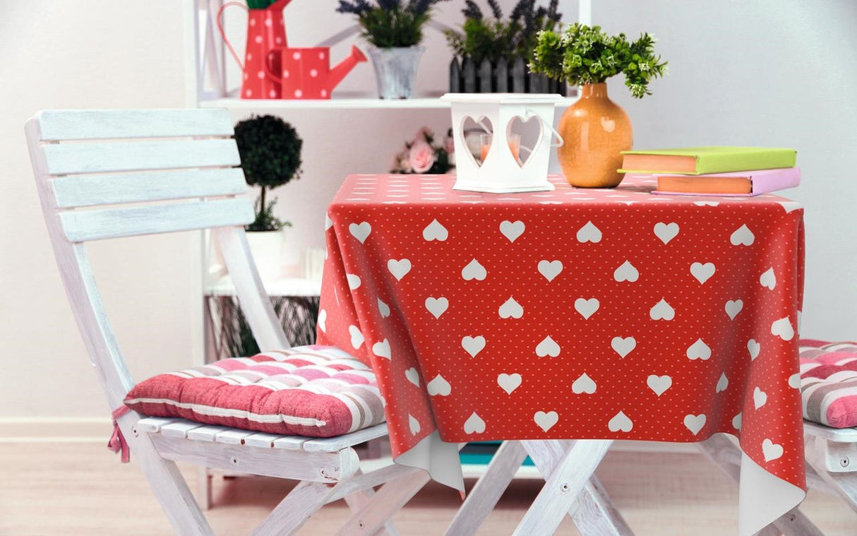 Romance, rød voksdug med hvide hjerter