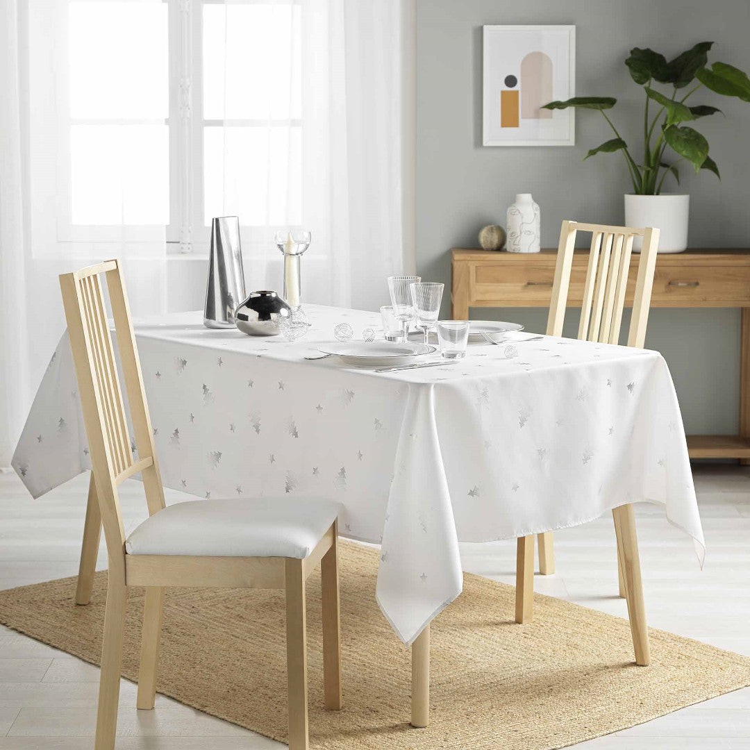 Juledug 150 x 300 cm med sølvprint i hyggeligt miljø