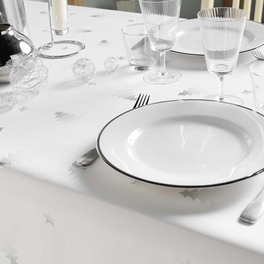 Opdækning med Safir Metallic Print 150 x 300 cm juledug til julemiddag