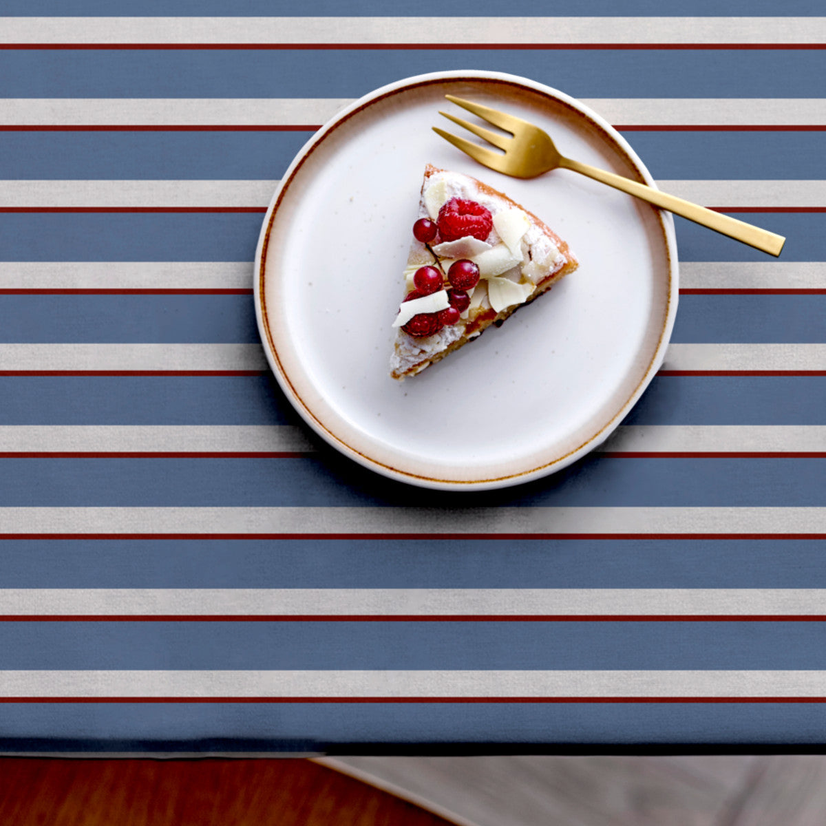 Sentimental Stripe Blue - Södahl akryldug i 100% bomuld med antiskrid