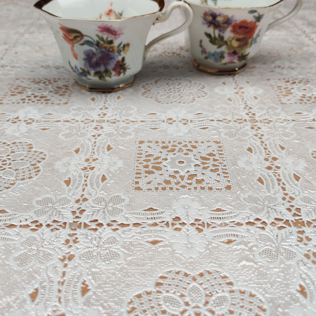 Shiny White Lace - Blondevoksdug med skinnende overflade