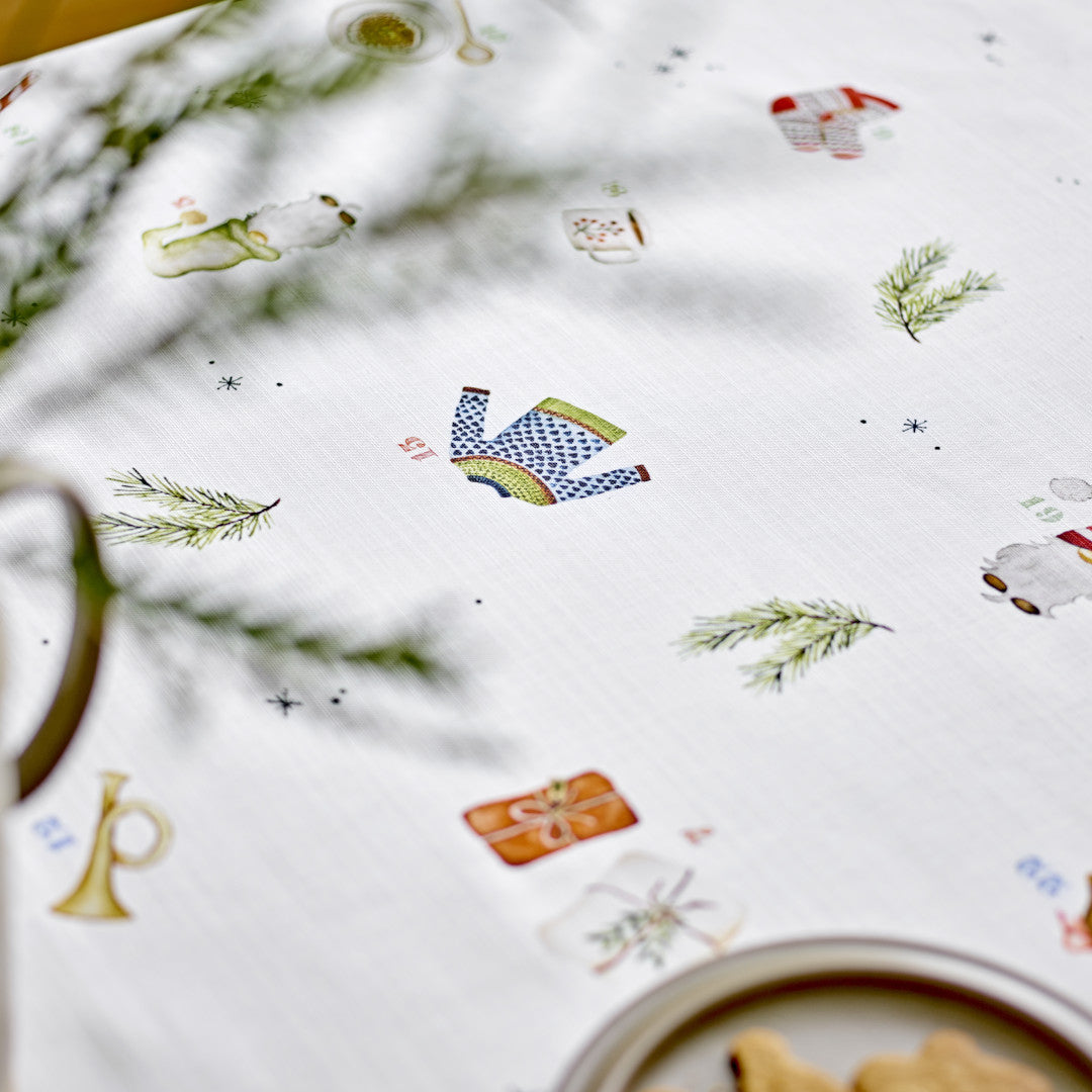 Nærbillede af Södahl Christmas Days juledug med håndtegnede julemotiver 140x250