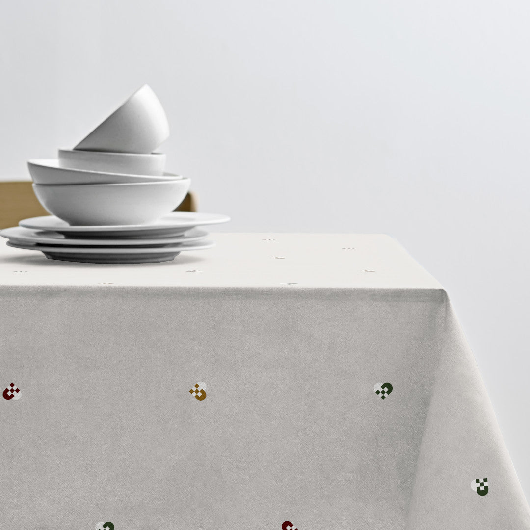 Södahl juledug med flettede julehjerter på bord med elegant opdækning 140x220