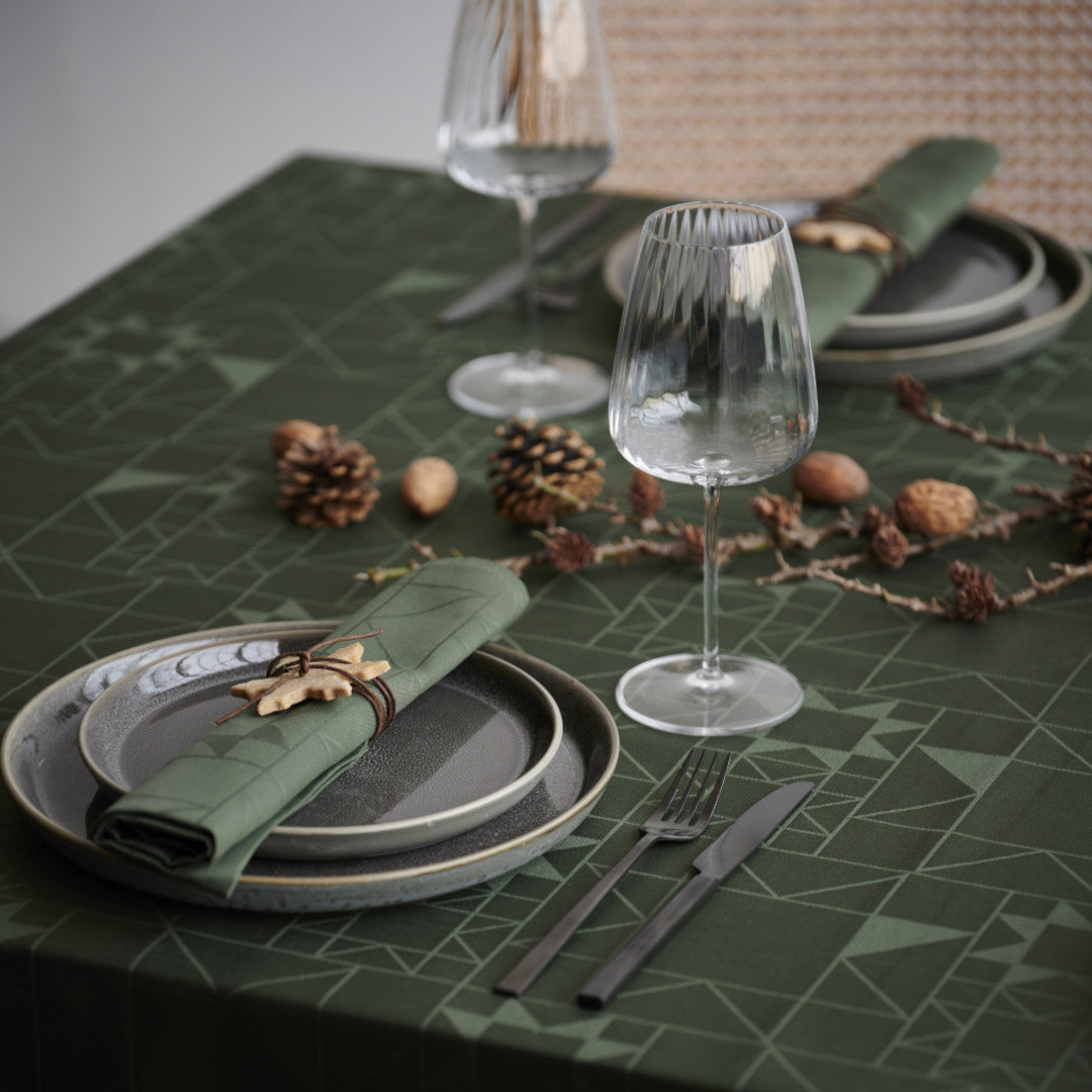 Södahl juledug Forest Green med smuk opdækning og grønne servietter 140x320