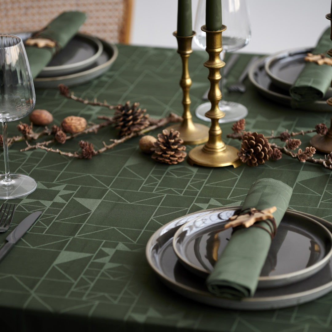 Nærbillede af Södahl Star Damask juledug med elegant stjernemønster i grøn 140x320