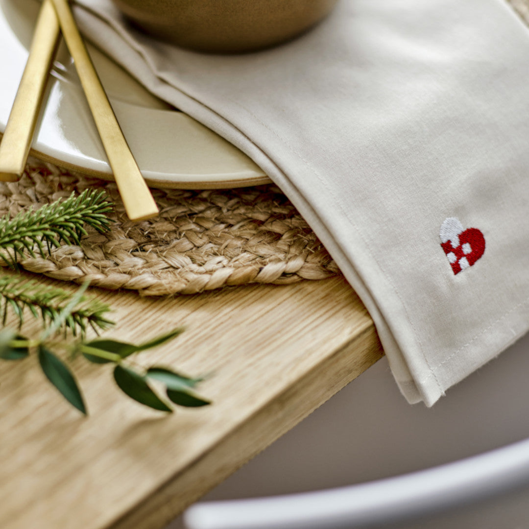 Nærbillede af Södahl dækkeserviet med flettede julehjerter til jul 140x220