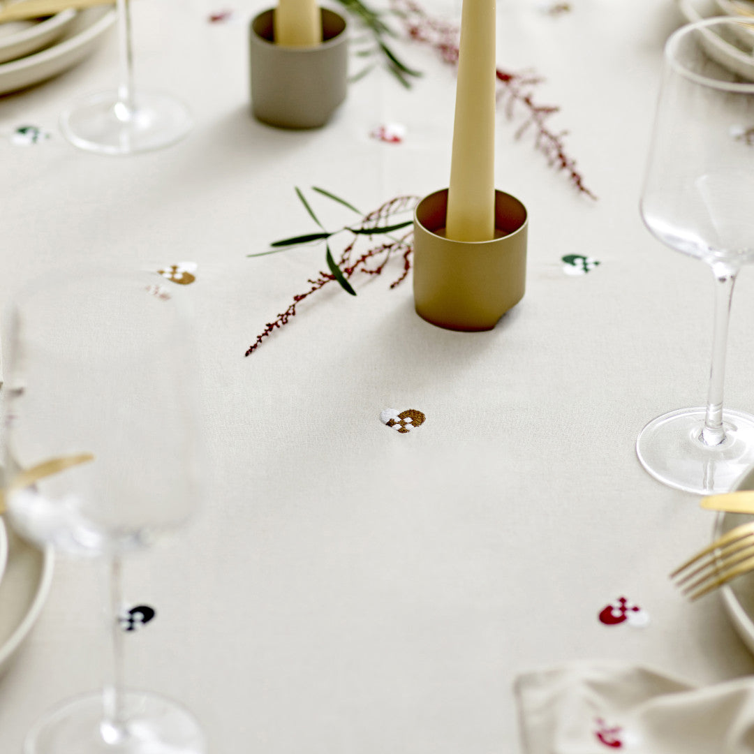 Detaljeret nærbillede af Södahl juledug med flettede julehjerter 140x220