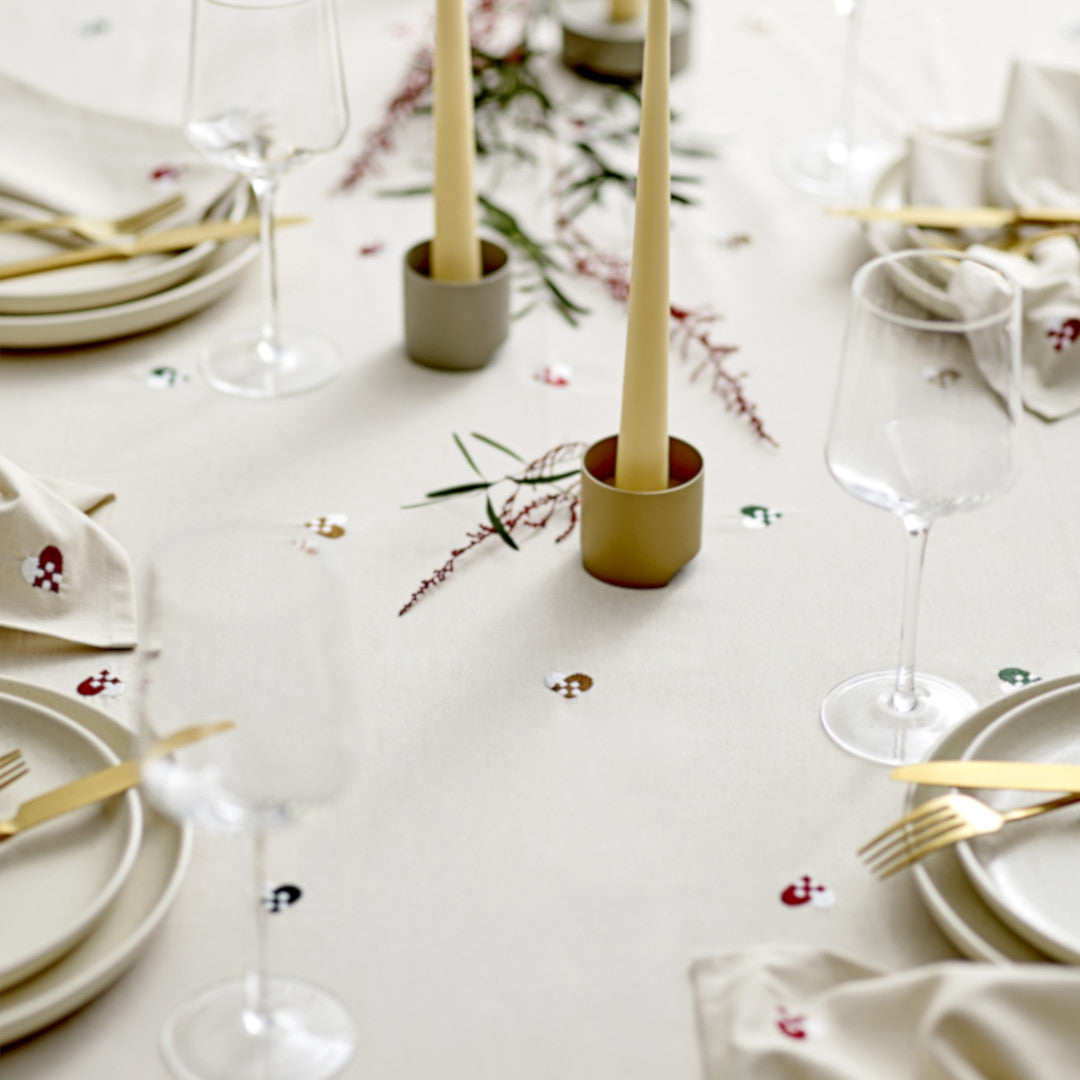 Nærbillede af opdækning med Södahl juledug dekoreret med flettede hjerter 140x220