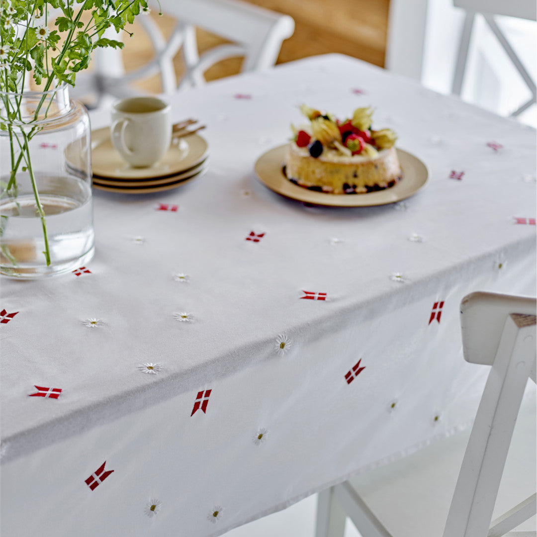 Södahl Tillykke Dug 140 x 320 cm - Fødselsdagsdug med Dannebrog og fine margueritter