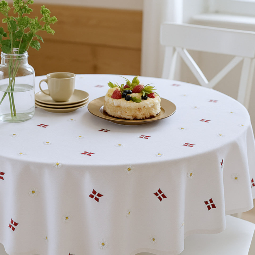 Södahl Tillykke Dug Ø 180 - Rund fødselsdagsdug med Dannebrog og fine margueritter