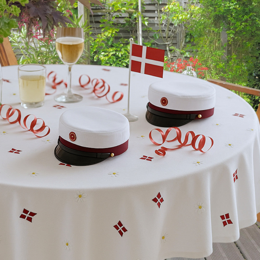 Södahl Tillykke Dug Ø 180 - Rund fødselsdagsdug med Dannebrog og fine margueritter