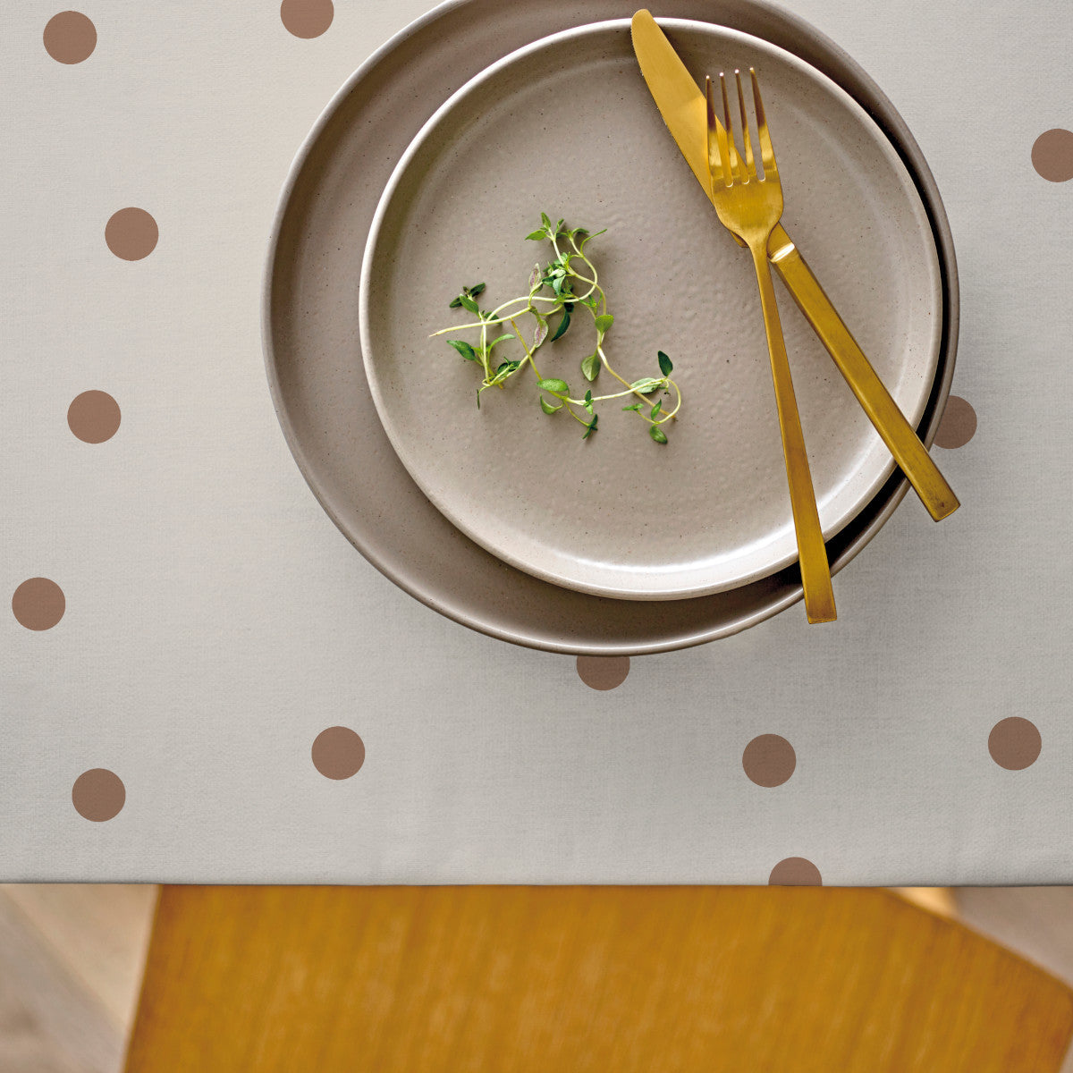 Solaris Warm Taupe - Sødahl akryldug med prikker, set fra oven