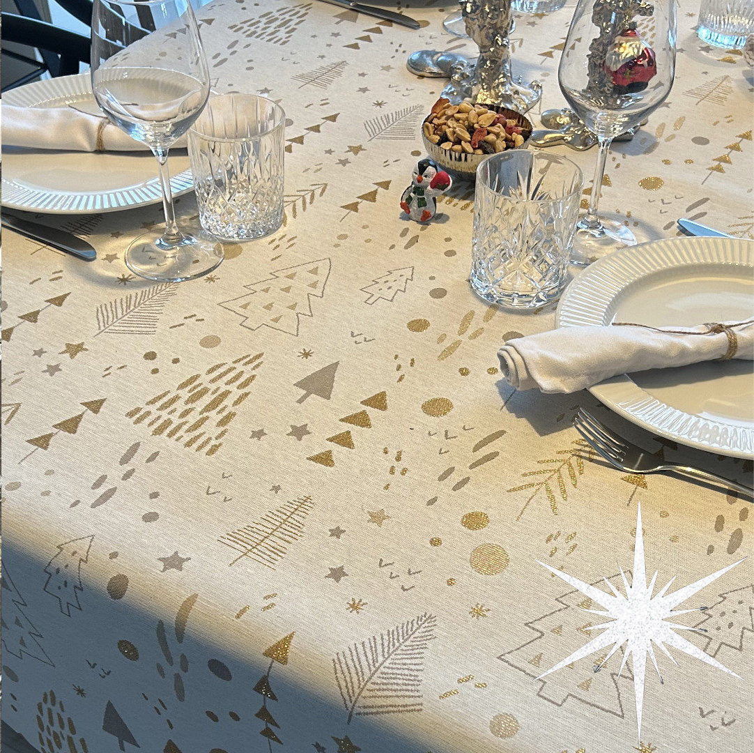 Spor i Granskoven - Råhvid juleakryldug med lurex guldeffekt