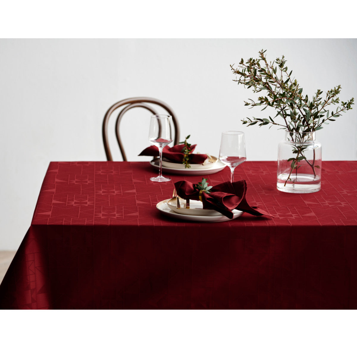 Södahl Star Damask Red - Klassisk Juledug - Damaskvævet akryldug med antiskrid, miljøbillede