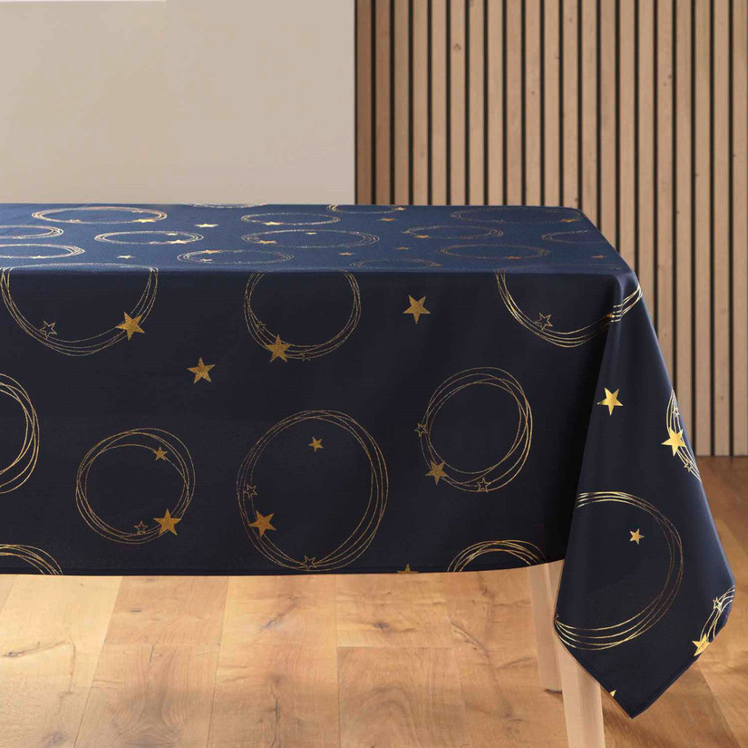 Star 150 x 240 cm, blå juledug med guldprint på bord.
