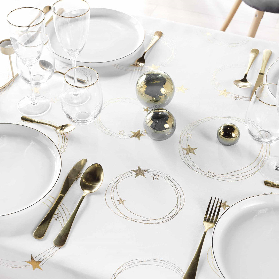 Star, hvid juledug 300 cm med guldprint i hyggeligt miljø