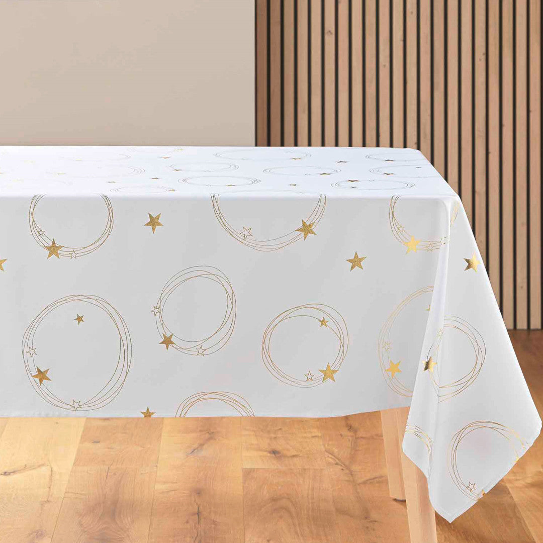 Star 150 x 300 cm, hvid juledug med guldprint pĂĄ bord.