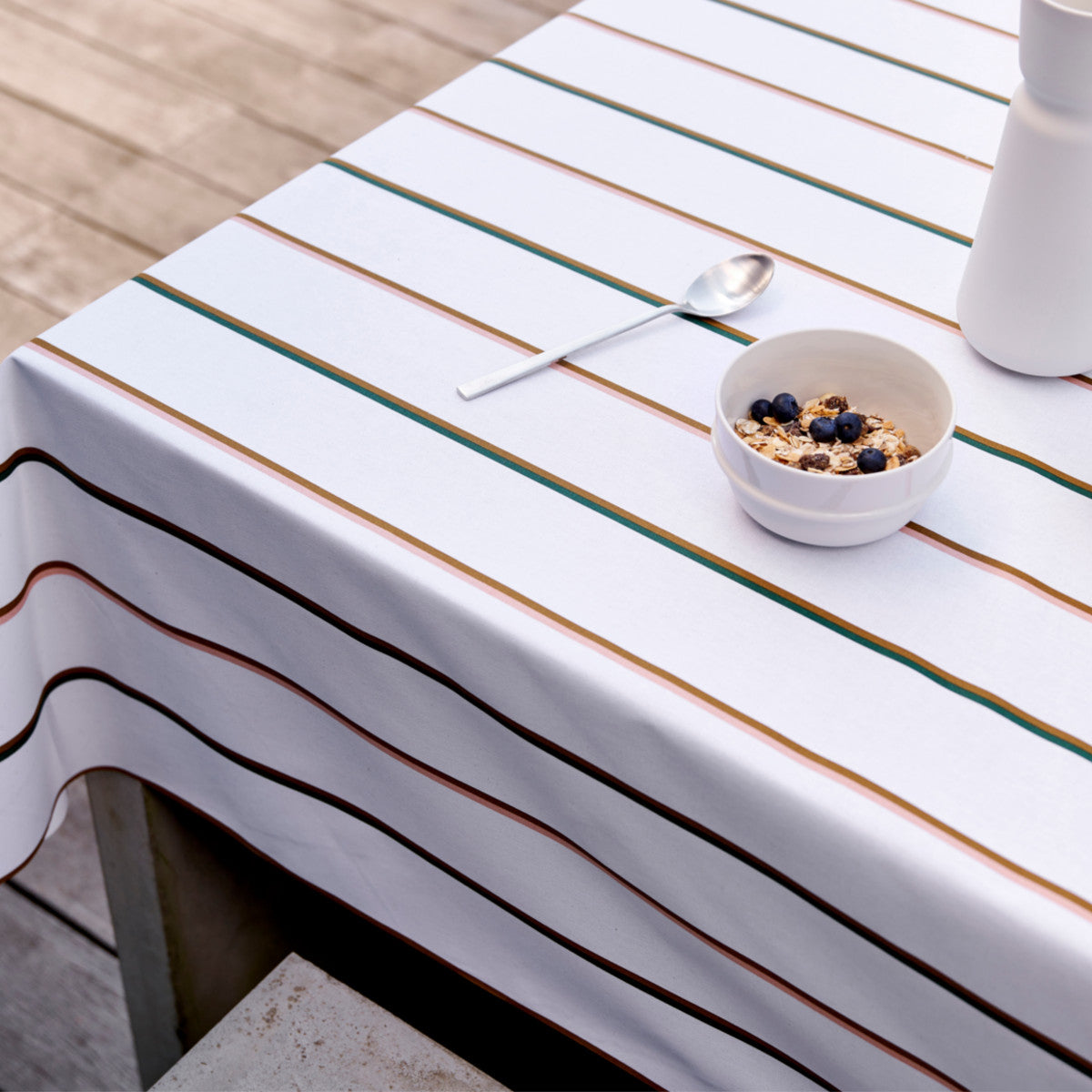 Stripe White - Södahl akryldug i 100% bomuld med antiskrid