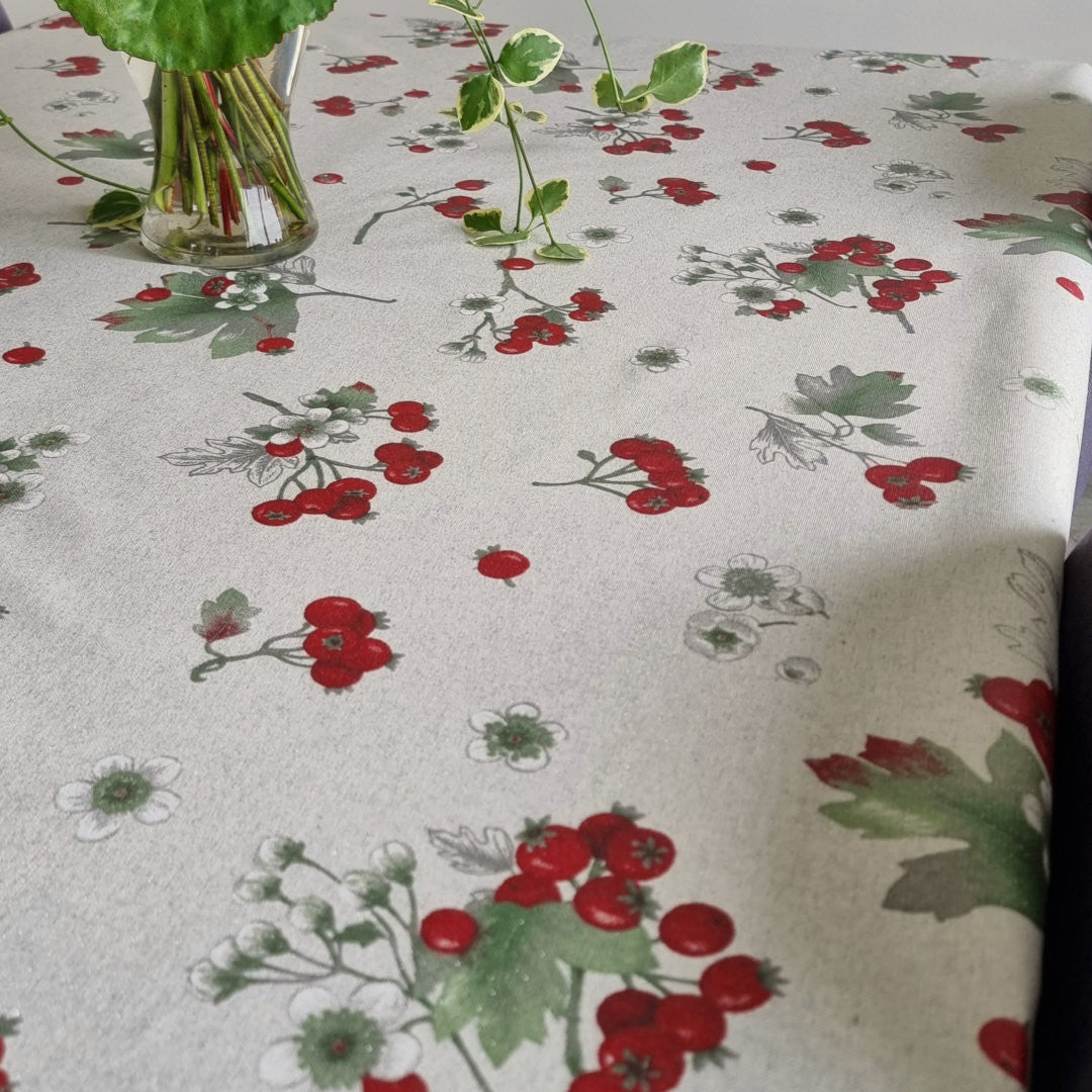 Akene Rød - Flot akryldug med bær med lyrex, 150 cm bred