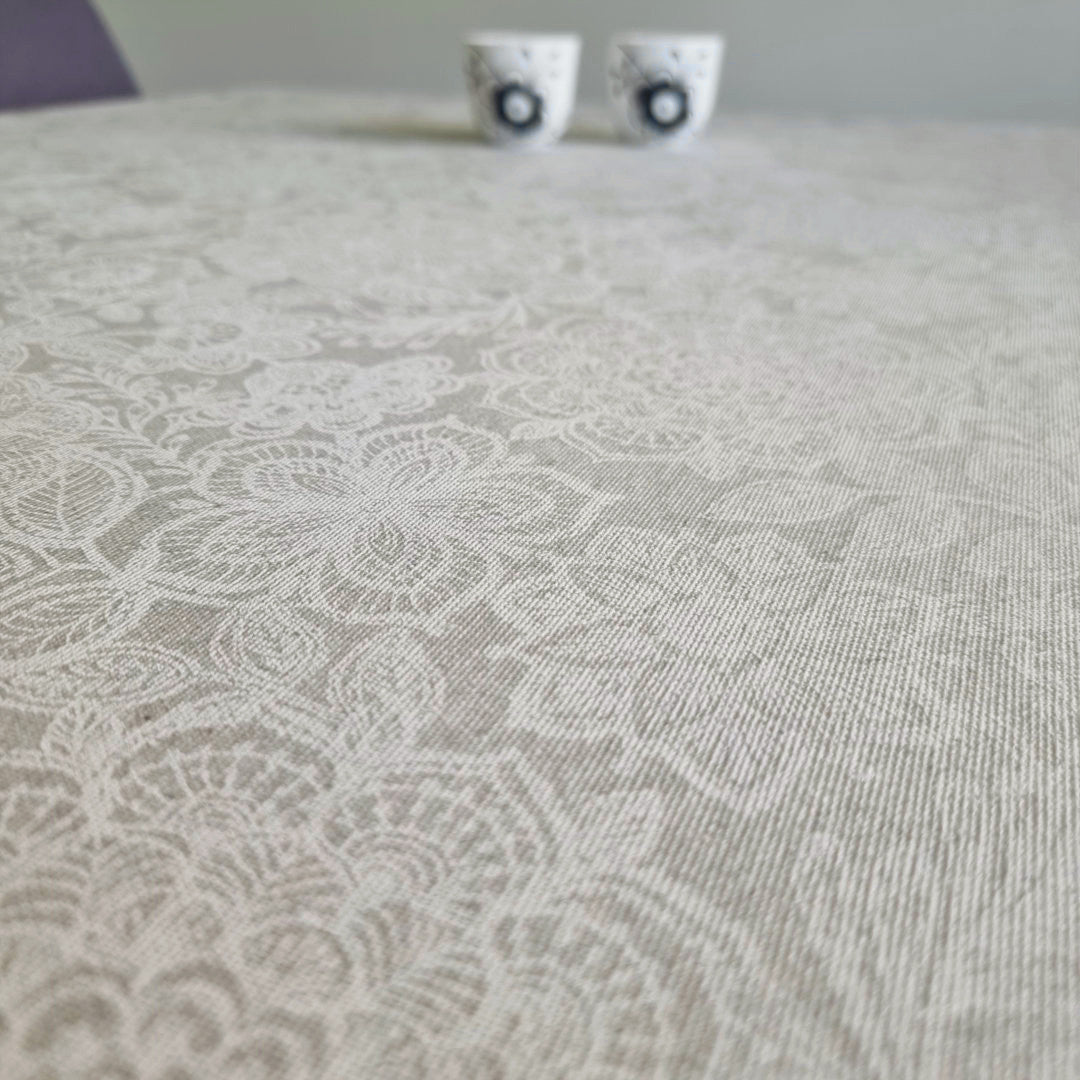 Calais hvid, flot akryldug med hvidt mønster - 150 cm bred