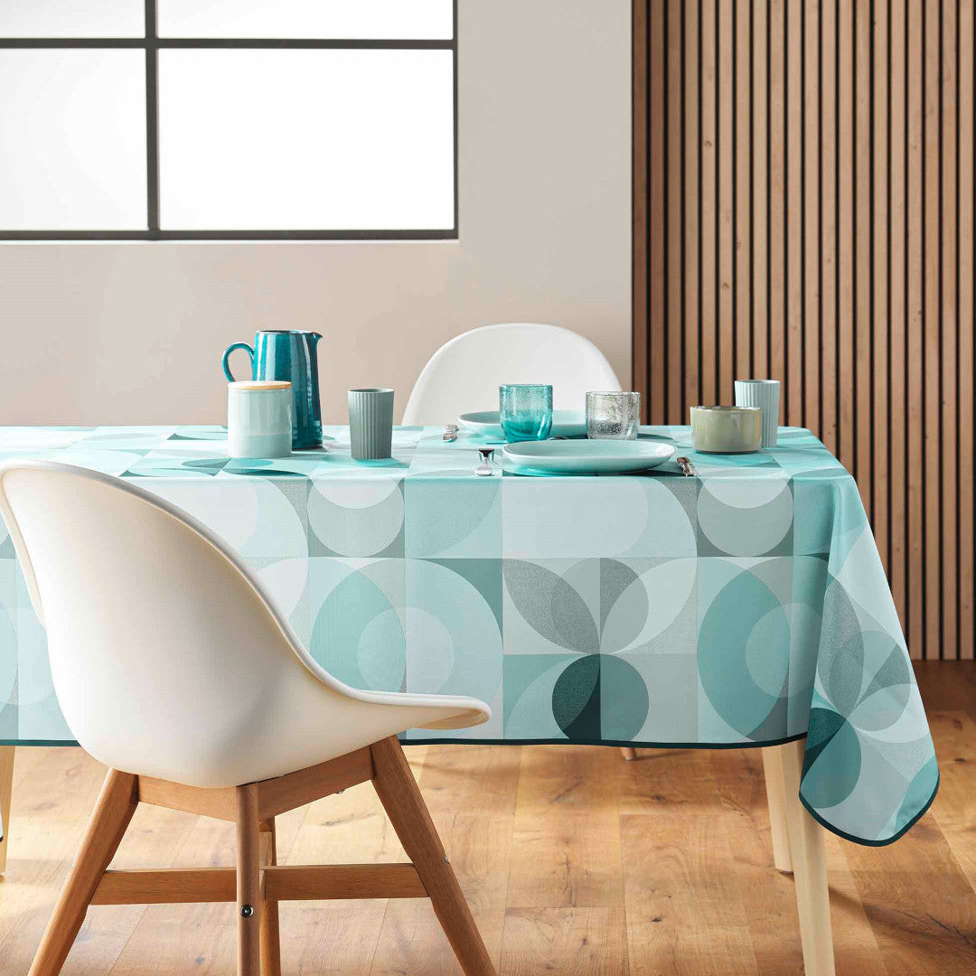 Rektangulær Tessouro Sage dug på et bord dækket med service