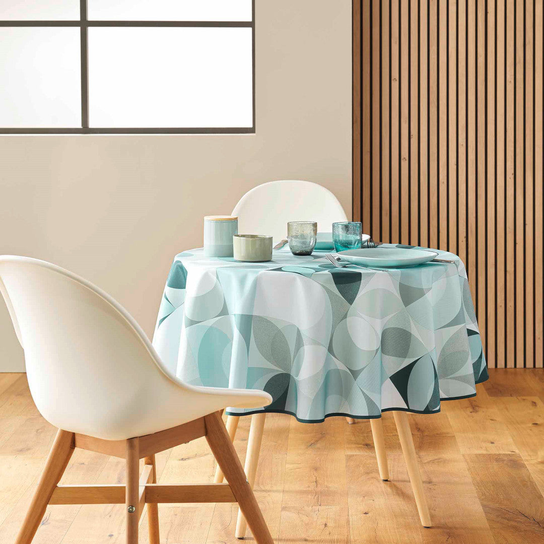 Spisebord dækket med Tessouro Sage rund dug i bløde grønne nuancer