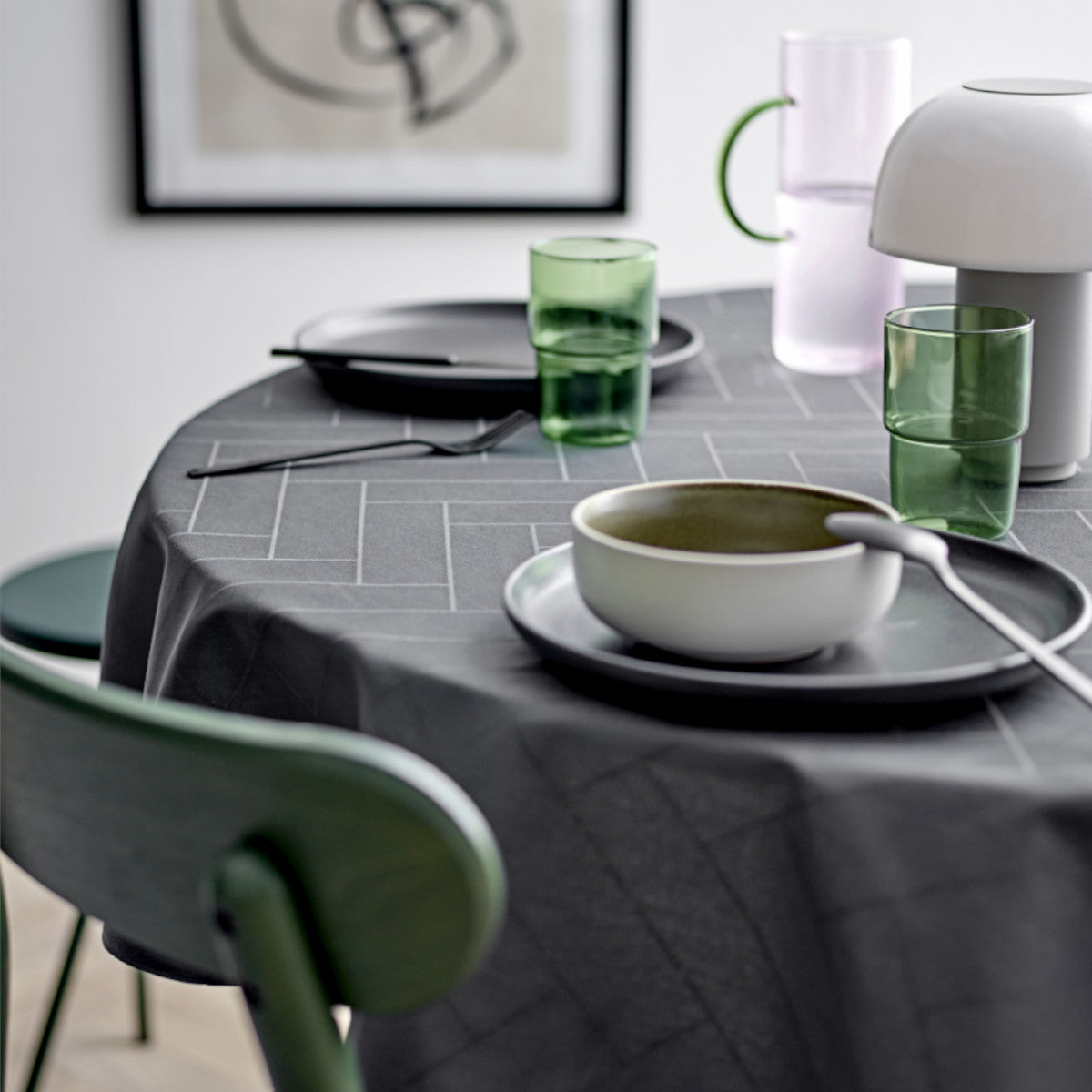 Södahl Tiles Ash mørkegrå, rund damaskvævet akryldug på bord