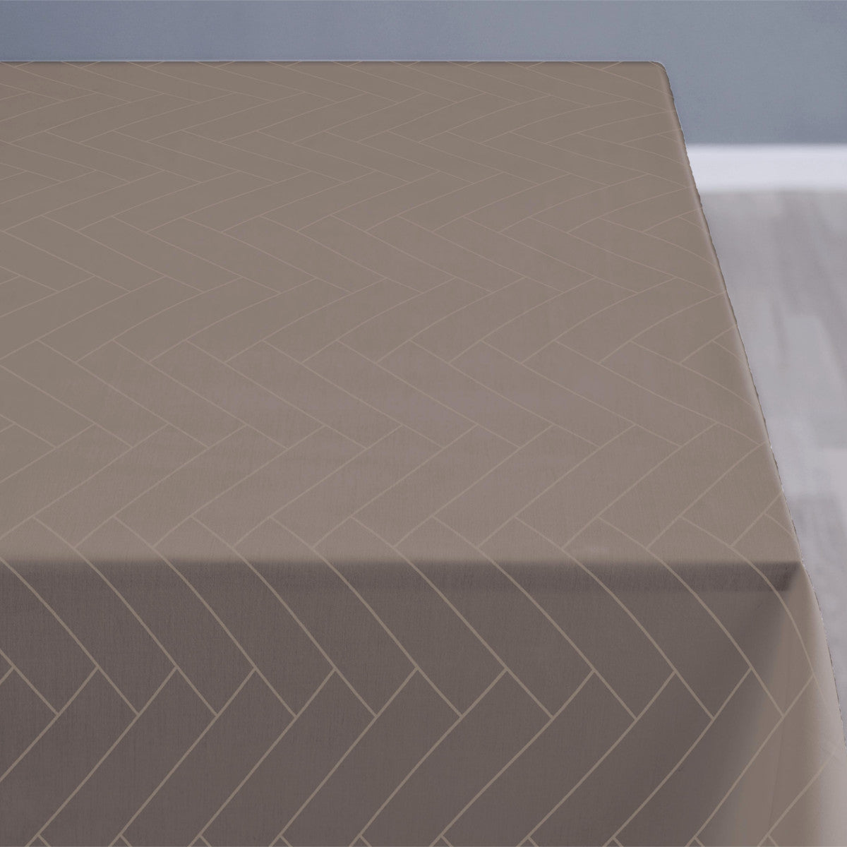 Södahl Tiles Taupe gråbrun, klassisk damaskvævet akryldug med antiskrid