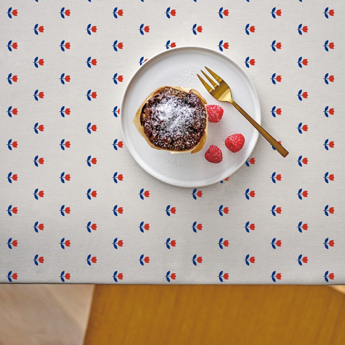 Tulip Royal Blue - Sødahl akryldug med tulipanmotiv i rød og blå, set oppefra