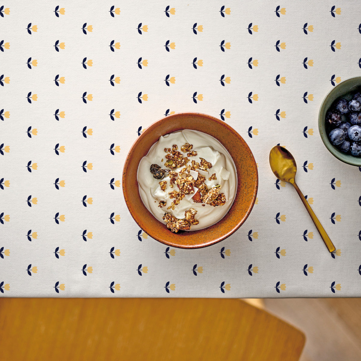 Tulip Royal Yellow - Sødahl akryldug med tulipanmotiv i gul og sort, set oppefra